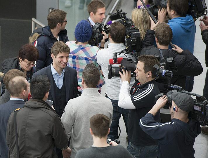 Die Stars stellen sich den Fragen der zahlreichen Journalisten: hier Thomas Müller.