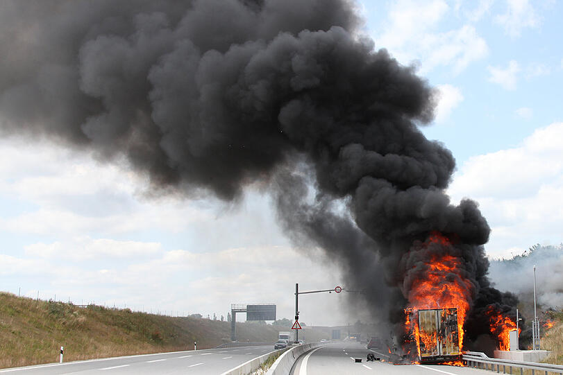 Spektakulärer Lkw-Brand auf der A94 &ndash; die Bilder vom Feuerwehreinsatz.