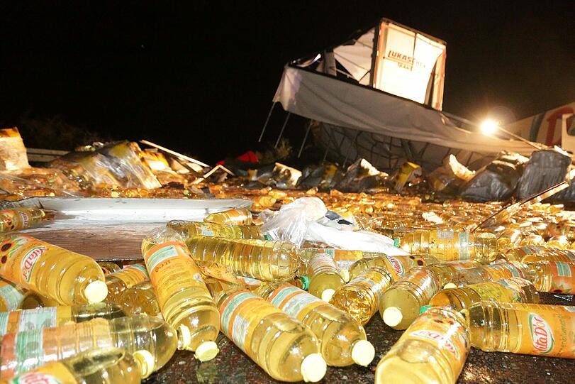 Die A3 glich einem Schlachtfeld: Bei dem Unfall krachten drei Lkws ineinander. Einer verlor dabei 23 Tonnen Salatöl.