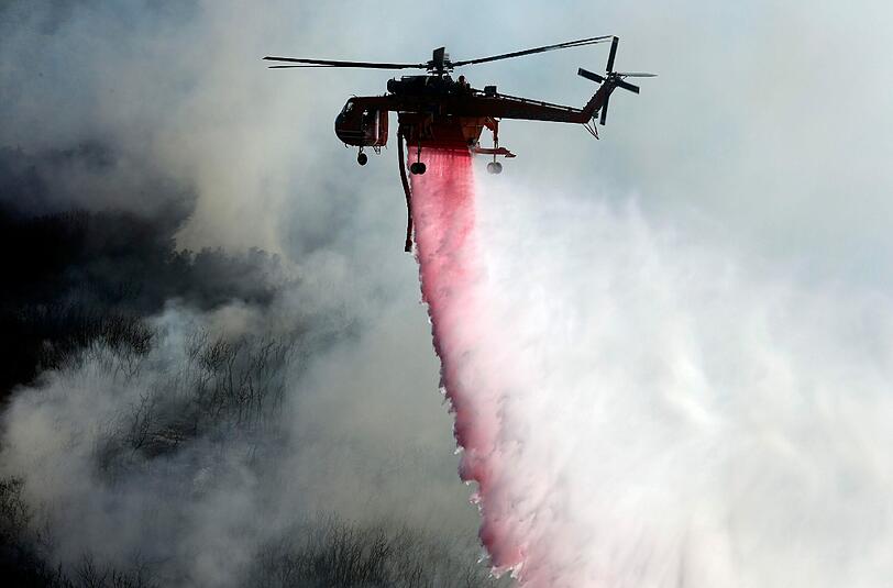 Löschhubschrauber am Stadtrand von Los Angeles. Foto: Paul Buck