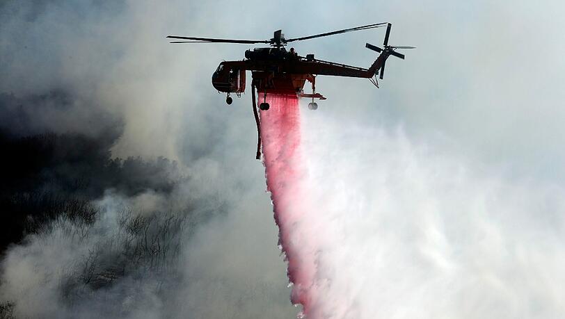 Löschhubschrauber am Stadtrand von Los Angeles. Foto: Paul Buck Löschhubschrauber am Stadtrand von Los Angeles. Foto: Paul Buck