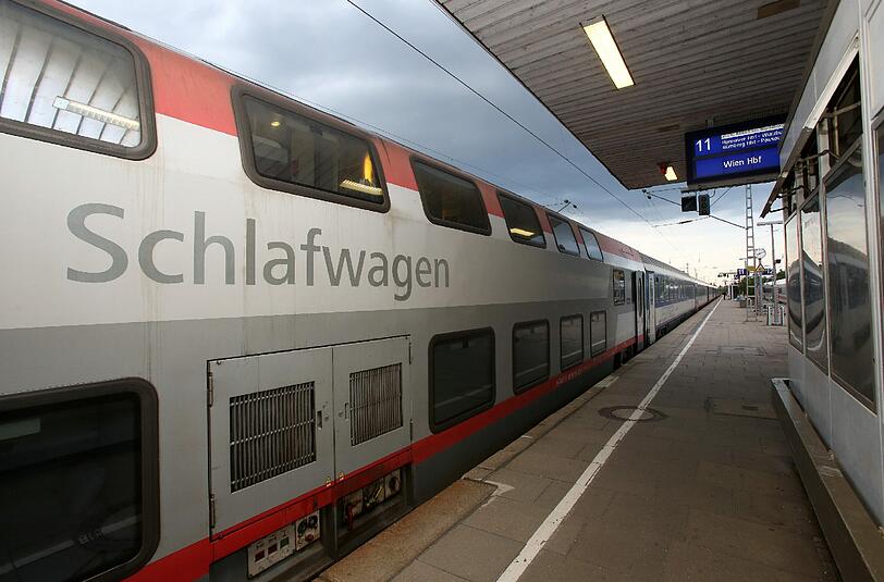 Die Deutsche Bahn glaubt nicht an den Erfolg von Nachtzügen, der Fahrgastverband 'Pro Bahn" hingegen schon.