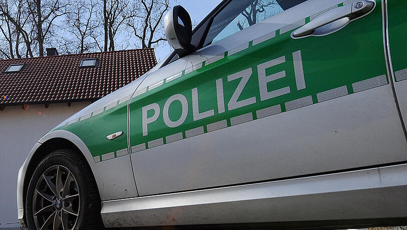 Nach dem Unfall musste die Polizei einen Fahrstreifen für ca. 2 Stunden sperren. (Symbolbild) Nach dem Unfall musste die Polizei einen Fahrstreifen für ca. 2 Stunden sperren. (Symbolbild)