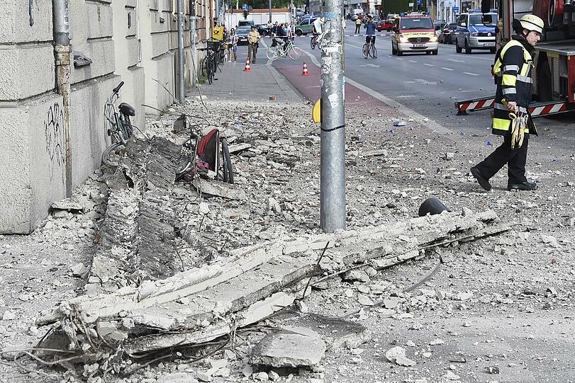 In der Kapuzinerstraße sind Teile eines Hausdachs einfach auf die Straße gefallen.