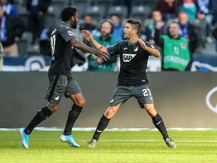 Hoffenheims Jürgen Locadia (l) jubelt nach seinem Treffer zum 1:0 mit Teamkollege Andrej Kramaric.