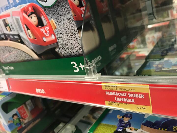 "Demnächst lieferbar", solche Schilder sieht man häufig in Spielwarenabteilungen in der Stadt. Hier etwa fehlt ein Baustellenfahrzeug.