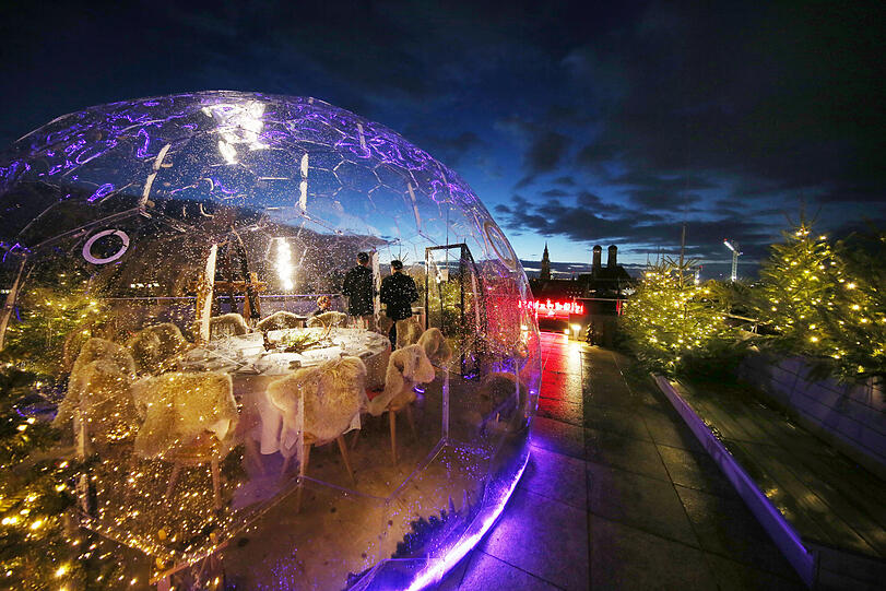 Speisen in der Kristallkugel vor der winterlichen München-Kulisse. Diesen Luxus bietet das Mandarin Oriental Hotel auf seiner Dachterrasse.