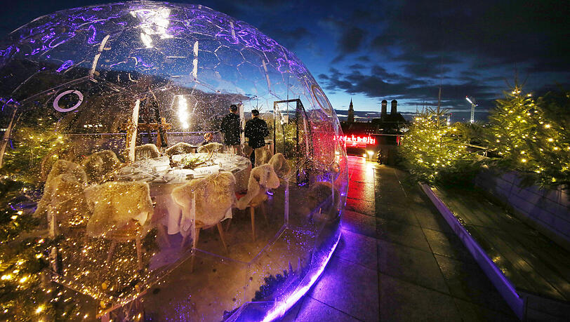 Speisen in der Kristallkugel vor der winterlichen München-Kulisse. Diesen Luxus bietet das Mandarin Oriental Hotel auf seiner Dachterrasse. Speisen in der Kristallkugel vor der winterlichen München-Kulisse. Diesen Luxus bietet das Mandarin Oriental Hotel auf seiner Dachterrasse.