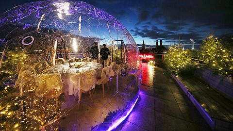 Speisen in der Kristallkugel vor der winterlichen München-Kulisse. Diesen Luxus bietet das Mandarin Oriental Hotel auf seiner Dachterrasse.