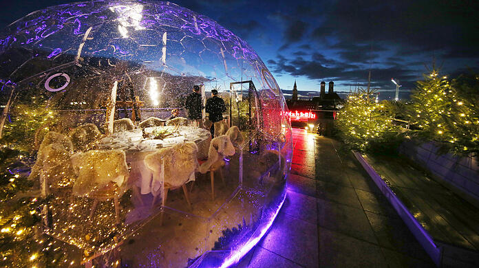 Speisen in der Kristallkugel vor der winterlichen München-Kulisse. Diesen Luxus bietet das Mandarin Oriental Hotel auf seiner Dachterrasse.