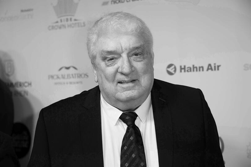 Hans Meiser ist am 30. Oktober im Alter von 77 Jahren gestorben. Der ehemalige RTL-Moderator starb an Herzversagen.