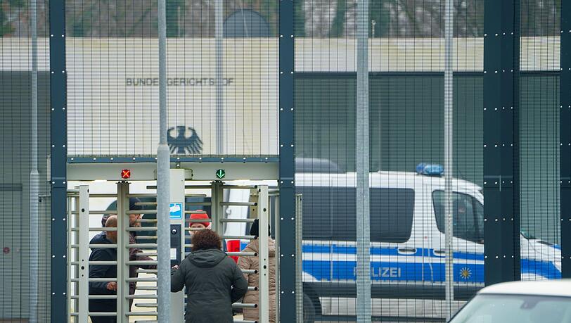Die Bundesanwaltschaft will Haftbefehle beantragen. Ab dem Vormittag sollen die drei Festgenommenen beim Ermittlungsrichter des Bundesgerichtshofs vorgeführt werden.