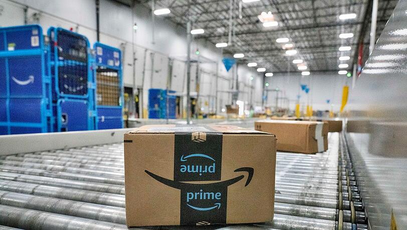 Die Verbraucherzentrale NRW hat den Online-H&auml;ndler Amazon wegen einer Preiserh&ouml;hung im Sommer 2022 verklagt.  (Archivbild)