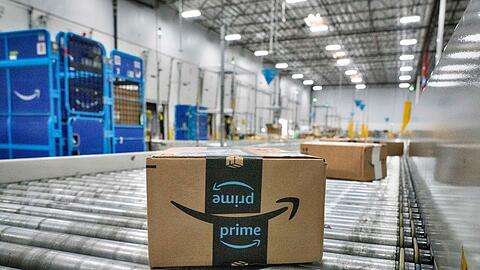 Die Verbraucherzentrale NRW hat den Online-H&auml;ndler Amazon wegen einer Preiserh&ouml;hung im Sommer 2022 verklagt.  (Archivbild)