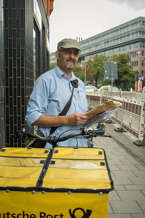 Die Zustellung der Post ist für ihn schwieriger geworden. Mit dem Fahrrad wird es rund um den Vorplatz eng. Außerdem ändere sich oft etwas an der Wegführung auf der Baustelle. Die Zustellung der Post ist für ihn schwieriger geworden. Mit dem Fahrrad wird es rund um den Vorplatz eng. Außerdem ändere sich oft etwas an der Wegführung auf der Baustelle.