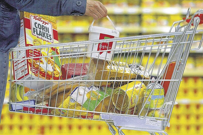 Einkaufswagen: Im Zweifel hilft ein Blick auf den Grundpreis, der am Regal ausgezeichnet ist. Er sagt, ob ein Produkt teurer wurde.