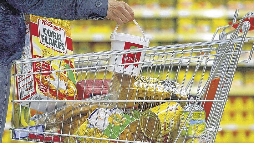 Einkaufswagen: Im Zweifel hilft ein Blick auf den Grundpreis, der am Regal ausgezeichnet ist. Er sagt, ob ein Produkt teurer wurde. Einkaufswagen: Im Zweifel hilft ein Blick auf den Grundpreis, der am Regal ausgezeichnet ist. Er sagt, ob ein Produkt teurer wurde.