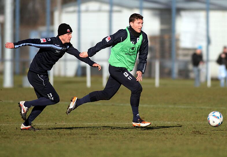 Sein vorerst letzter Ausflug auf den Platz: Benjamin Schwarz (l.) vor einigen Tagen im Training mit Benjamin Lauth.