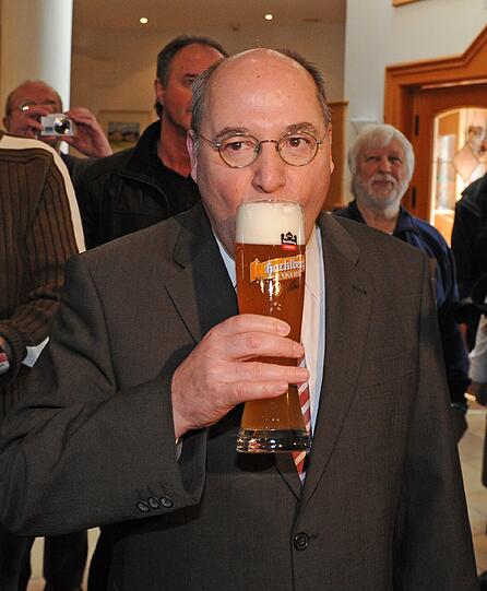 Bier und Politik - eine wundervolle Symbiose, zumindest am Aschermittwoch: Sehen Sie hier die Bilder des deftigen Polit-Klamauks mit OB Ude, Horst Seehofer, Claudia Roth und Co....