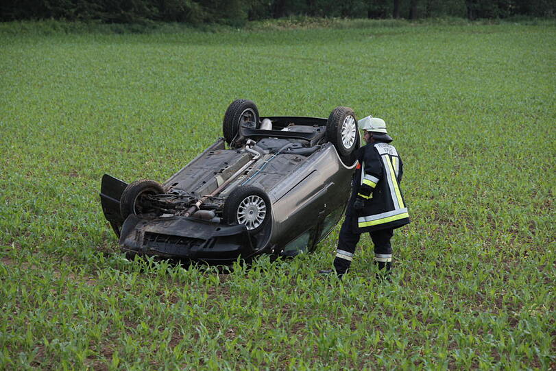 Unfall bei Ampfing: Ein Kleinwagen brettert durchs Bankett und landet auf einem Feld auf dem Dach. Der Fahrer wird nur leicht verletzt