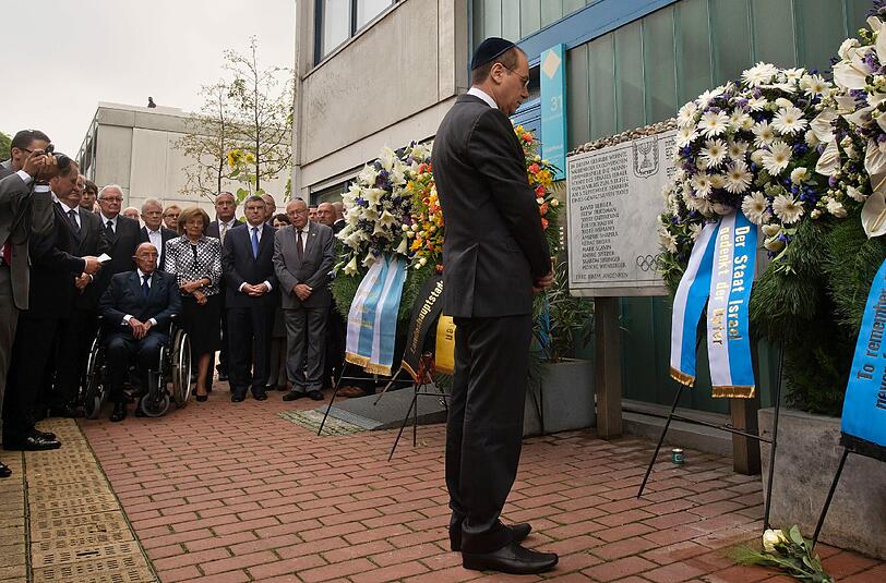 Der israelische Vize-Premier Silvan Schalom nimmt an der Kranzniederlegung teil.