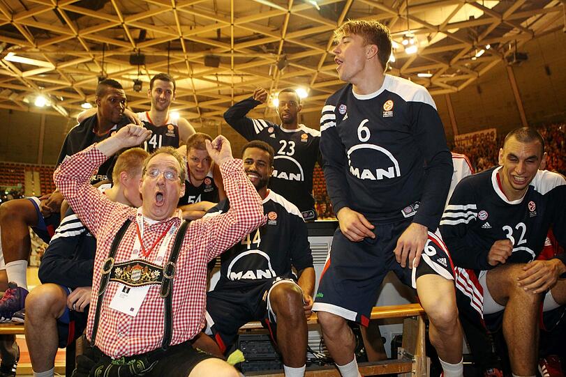 Kapitän Steffen Hamann und die Basketballer des FC Bayern feiern mit den Fans den Sieg gegen Istanbul.