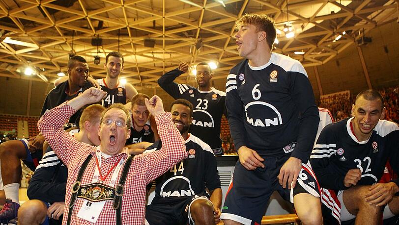 Kapitän Steffen Hamann und die Basketballer des FC Bayern feiern mit den Fans den Sieg gegen Istanbul. Kapitän Steffen Hamann und die Basketballer des FC Bayern feiern mit den Fans den Sieg gegen Istanbul.