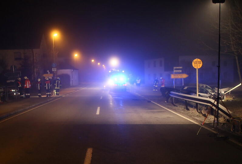Beim Verkehrsunfall auf der B20 bei Oberndorf Gemd gab es einen Toten und 3 Mittel - bis Schwerverletzte.