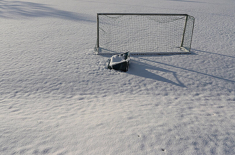 Ein Tor steht am 22.11.2015 in Aitrang (Bayern) auf einem schneebedecktem Fußballplatz.