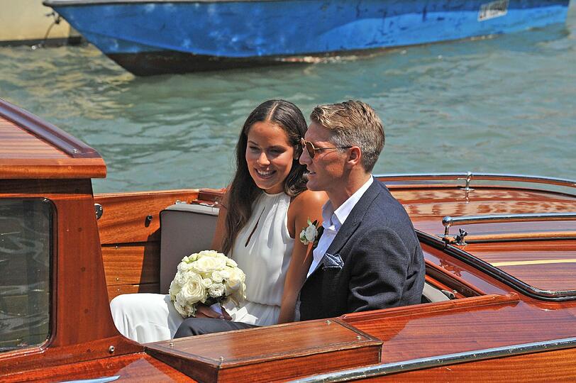 Glückliche Gesichter nach der Trauung bei Bastian Schweinsteiger und Ana Ivanovic.