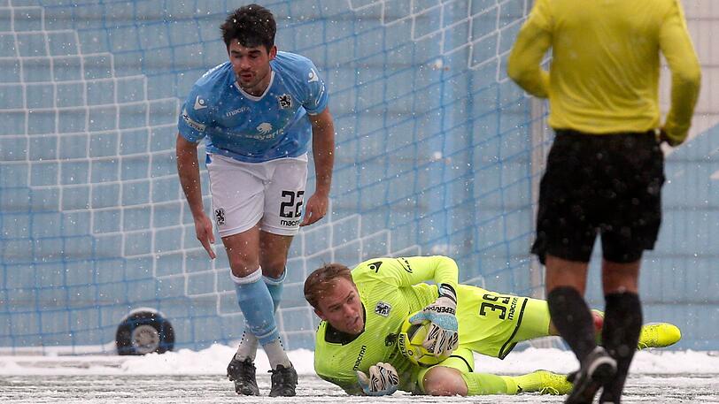 Schneegestöber und Fußball geht nicht? geht doch! Der TSV 1860 testete gegen Wacker Innsbruck auf schneeweißem Kunstrasen an der Grünwalder Straße - vorher mussten Funktionäre und Nachwuchsspieler Schneeschippen.