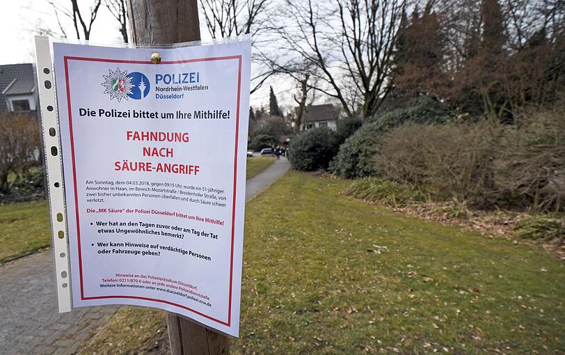Auf einem Plakat bittet die Polizei die Bevölkerung um Mithilfe bei der Aufklärung nach dem Säureangriff auf den Finanzvorstand des Energieversorgers Innogy.