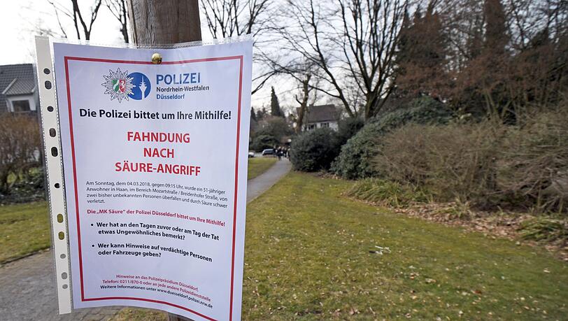 Auf einem Plakat bittet die Polizei die Bevölkerung um Mithilfe bei der Aufklärung nach dem Säureangriff auf den Finanzvorstand des Energieversorgers Innogy. Auf einem Plakat bittet die Polizei die Bevölkerung um Mithilfe bei der Aufklärung nach dem Säureangriff auf den Finanzvorstand des Energieversorgers Innogy.