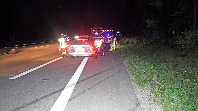 Der BMW wurde vollkommen zerstört, der Fahrer schwer verletzt. Die Bilder vom Unfallort.