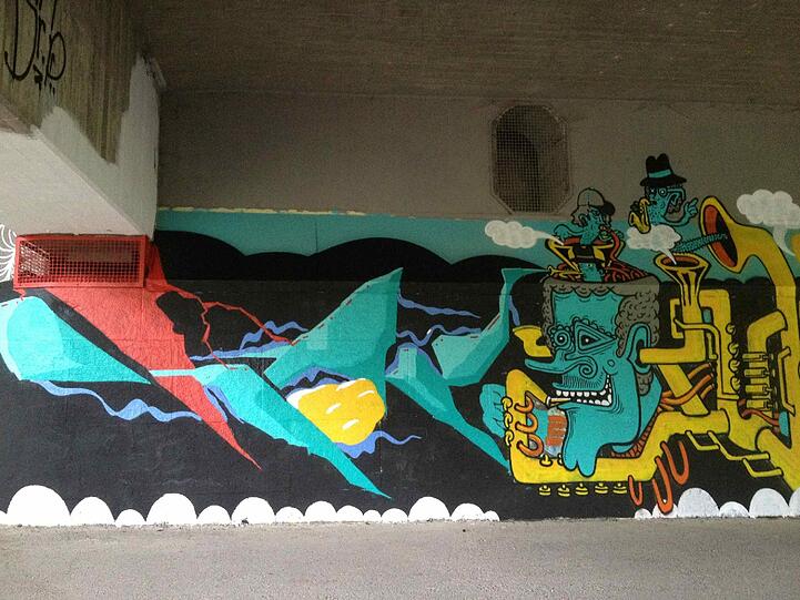 Unter der Brudermühlbrücke schaut's jedes Jahr anders bunt aus: Grafittisprayer verkünstlern sich hier bei "Isart".