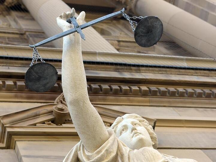 Vor dem Justizgebäude steht eine Satue der Göttin Justitia. Foto: Stefan Puchner/Archiv
