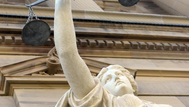 Vor dem Justizgebäude steht eine Satue der Göttin Justitia. Foto: Stefan Puchner/Archiv Vor dem Justizgebäude steht eine Satue der Göttin Justitia. Foto: Stefan Puchner/Archiv