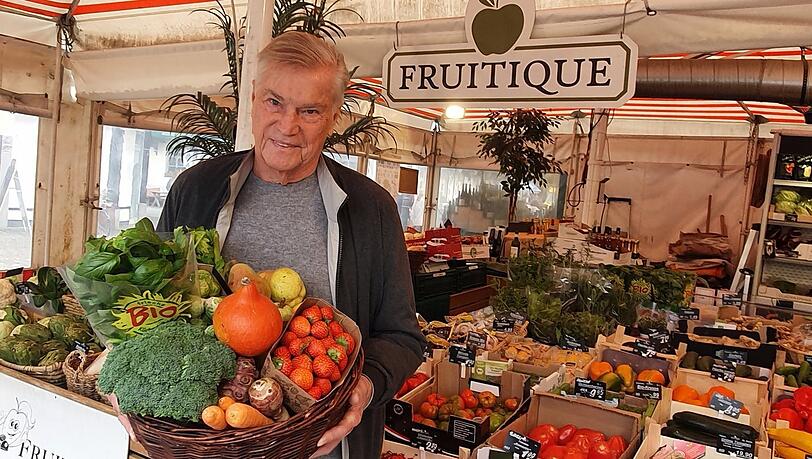 Er lebt und hält sich gesund – und hier kauft er auch gerne ein: Jochen Busse (83) am Viktualienmarkt.