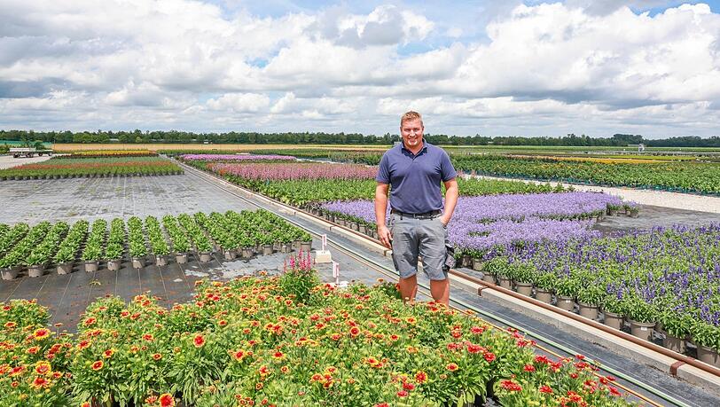 Stefan Strobel auf einem seiner Blumenfelder in Ludwigsfeld.