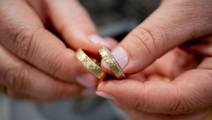 Fast w&auml;re eine Hochzeit in Unterfranken gescheitert, weil der Standesbeamte im Schnee feststeckte. Doch es kam Hilfe. (Symbolbild)
