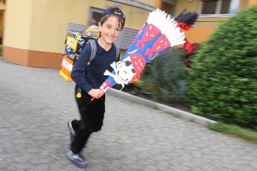 Morgen geht&rsquo;s endlich los! Marwin freut sich schon auf seine erste Schulstunde. Doch die Ausstattung eines Erstklässlers ist teuer.