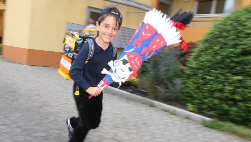 Morgen geht’s endlich los! Marwin freut sich schon auf seine erste Schulstunde. Doch die Ausstattung eines Erstklässlers ist teuer. Morgen geht’s endlich los! Marwin freut sich schon auf seine erste Schulstunde. Doch die Ausstattung eines Erstklässlers ist teuer.