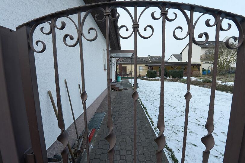 Tragödie in einer Wohnung in Aschaffenburg: Zwei tote Mädchen wurden in einem Wohnhaus gefunden. Die Polizei geht von einem Tötungsdelikt aus. Freunde und Angehörige stellen Kerzen am Fundort auf.