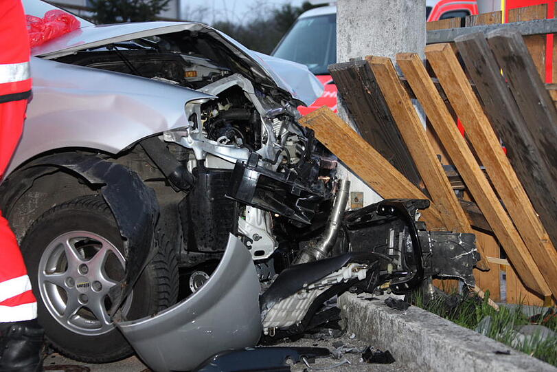 Heftiger Motorrad-Unfall bei Burgkirchen: Zwei Personen wurden schwer verletzt.