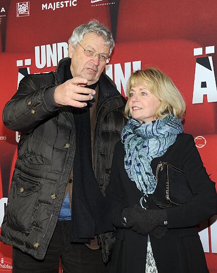 Die Schauspieler Gerhard Polt (l) und Gisela Schneeberger (r) bei der Premiere ihres Films "Und Äktschn!" am 30. Januar 2014 im City Kino in München. Die Komödie um den Konkurrenzkampf zweier Amateurfilmer kommt ab 6. Februar 2014 in die Kinos.