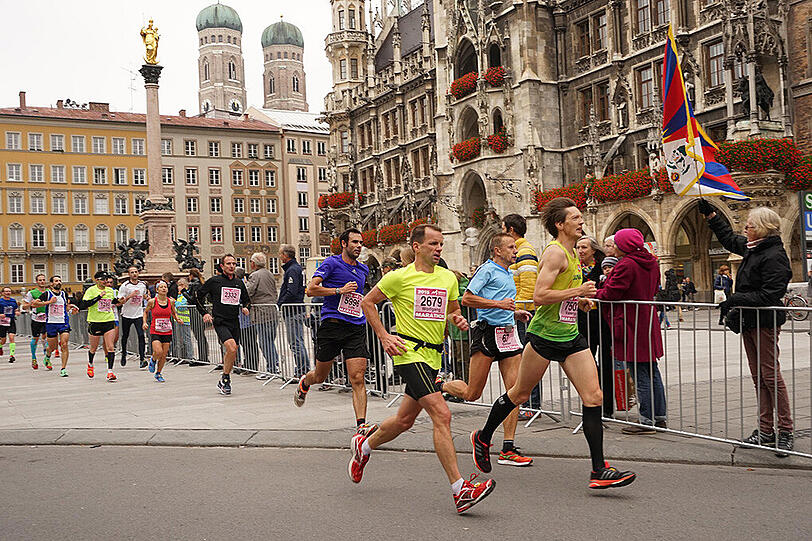 Die Läufer und Läuferinnen des 30. München Marathon am 11.20.2015