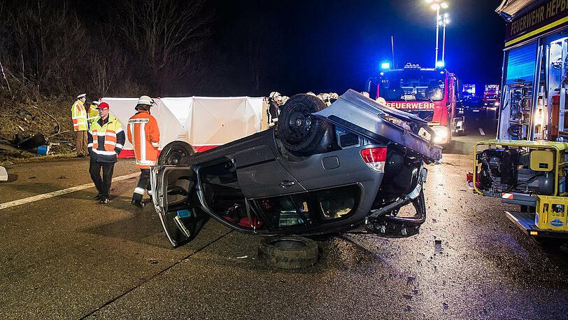 Der Fahrer des Kleintransporters wurde aus seinem Fahrzeug geschleudert und verstarb noch vor Ort. Die Bilder von der A9.