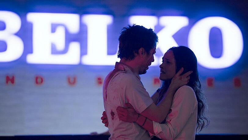Mike (John Gallagher Jr.) und Leandra (Adria Arjona) geraten in ein blutiges Experiment herein.