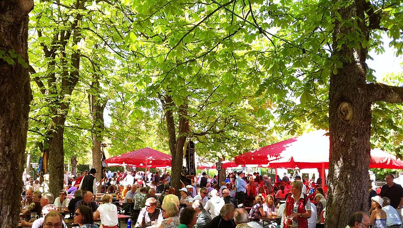 Gemütlich im Grünen sitzen: Der Biergarten Leiberheim zieht viele Münchner an. Gemütlich im Grünen sitzen: Der Biergarten Leiberheim zieht viele Münchner an.