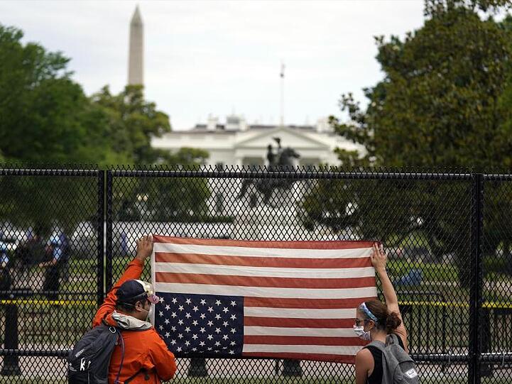Protest mit einer umgedrehten US-Flagge vor dem Weißen Haus.